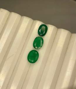 พลอยมรกตธรรมชาติจากแซมเบีย 3 เม็ด รูปทรงวงรี สีเขียว - Product Image 2