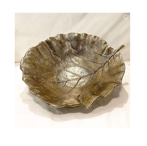 Grand bol décoratif en résine dorée, assiette élégante en forme de feuille, plat de service texturé, centre de table stylé, décoration de table de luxe pour la maison - Product Image 3