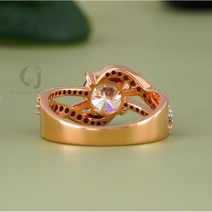 Anillo de Compromiso con Diamante Cultivado en Laboratorio de 1.51 CT, Claridad VVS, Oro Sólido de 14K, Oro Rosa, Banda con Pavé de Dos Tonos Blanco y Amarillo - Product Image 4