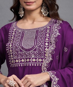 Vestido Tradicional Étnico Bordado en Morado para Mujer, Estilo Indio-Pakistaní, Corte Regular, Largo hasta el Tobillo, 85995 SAHAJANAND- SI:-387 - Product Image 4