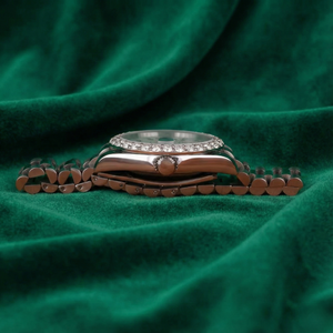 Montre de luxe en acier inoxydable argenté avec lunette sertie de diamants, cadran marbré, affichage du jour, bracelet classique Jubilee - Product Image 2