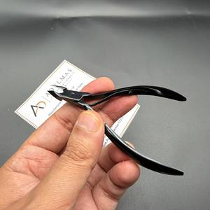 Pince à cuticules en acier noir au plasma avec embout de 8 mm, logo personnalisé, instrument de beauté, outil de soin des ongles en gros - Product Image 5