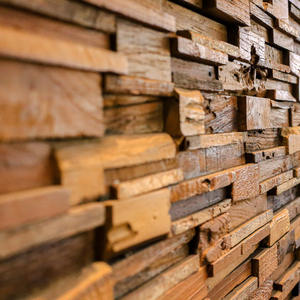 แผ่นผนังไม้เนื้อแข็งธรรมชาติรูปทรงเรขาคณิตทันสมัยแบบ 3 มิติ ซ้อนกันเป็นแนวนอน สำหรับตกแต่งผนังภายในห้างสรรพสินค้าและบ้านพักตากอากาศ - Product Image 4