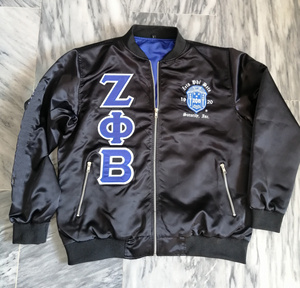 เสื้อแจ็คเก็ตบอมเบอร์ผ้าซาตินลายควิลท์ Zeta Phi Beta สีน้ำเงินรอยัล แต่งขอบสีขาว ปักลายเชนิลล์ พรีเมียม สำหรับชมรมนักศึกษากรีก กันน้ำ - Product Image 4