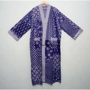 Kimono de algodón cómodo y transpirable para piel sensible, con cuello en V, diseño sencillo y estampado floral para uso casual. - Product Image 3