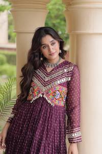 Costume Anarkali traditionnel pour femmes en georgette, longueur au sol, avec col brodé, violet, tenue de soirée, coupe ample, vêtements de festival indiens - Product Image 3