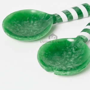 Juego de Servidores de Ensalada de Resina Verde Hechos a Mano |   Cuchara y Tenedor para Servir con Mango Rayado |   Utensilios de Cocina Modernos para Ensaladas y Pasta - Product Image 3