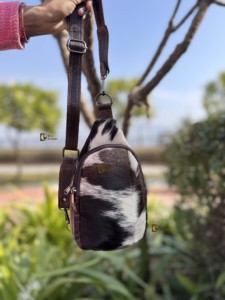 Elegante bolso de hombro de cuero de piel de vaca de moda bolso de viaje fácil de llevar con cinturón de dinero multiusos - Product Image 2