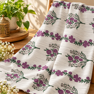 Tissu en coton tissé avec des imprimés de vigne florale rose pour la couture de vêtements, les rideaux décoratifs et les projets textiles créatifs - Product Image 1