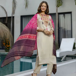 Conjunto de Kurti Bordado de Seda Viscosa Pura con Dupatta de Satén Lagdi – Ropa Étnica Elegante para Mujer - Product Image 1