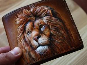 Cartera Bifold de Cuero Genuino 100% Estilo Vaquero, Nueva Colección 2026, Color Marrón, con Diseño de Cara de León Grabado a Mano y Borde Cosido, para Hombre - Product Image 4