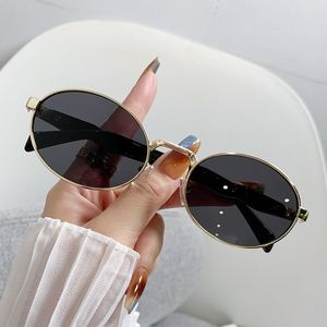 Gafas de Sol de Diseño Unisex con Logotipo Personalizado, Montura Completa Dorada de Lujo Retro de Alta Calidad, Ligeras, de PC con Protección UV400 y Material Metálico - Product Image 4