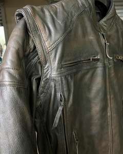 Chaqueta de Cuero Genuino Personalizada Harey Convertible con Logotipo en Relieve, Bordado 3D, Opción de Mangas Extraíbles y Forro Extraíble - Product Image 3