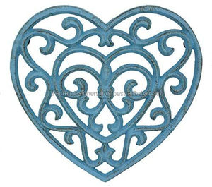 Dessous de plat sculpté en métal de finition antique pour la décoration intérieure ajoutant un style classique et une protection de surface fonctionnelle pour les casseroles chaudes - Product Image 1