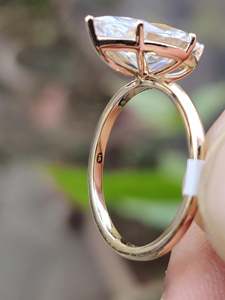 Anillo de compromiso solitario con diamante cultivado en laboratorio de corte marquesa, piedras laterales, chapado en oro de 18k con rodio, engaste de garras, anillo clásico minimalista - Product Image 3