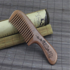 Peigne à cheveux unique en bois, orné d'un bouquet de fleurs sculptées en trois dimensions, disponible à prix de gros. - Product Image 5