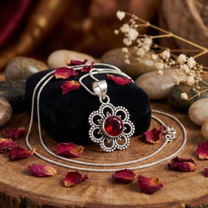 Collier pendentif fleur en grenat synthétique fait main, pierre précieuse de 10 mm, laiton plaqué or 18 carats, design floral bohème pour femme - Product Image 1