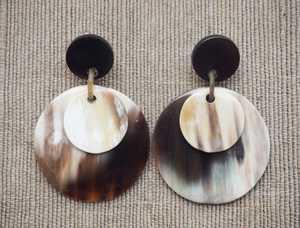 Boucles d'oreilles en corne naturelle de buffle de haute qualité pour femme, bijoux en corne pour usage quotidien - Product Image 3