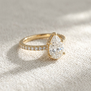 Bague de fiançailles en or jaune 18 carats avec diamant taille poire et halo, sertie à griffes, certifiée IGI, et alliance carrée pour femme - Product Image 3