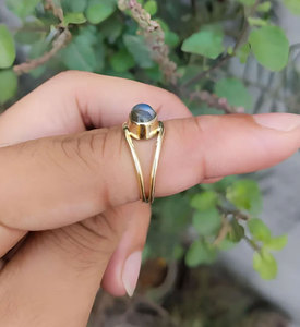 แหวนลาบราโดไรต์สีทองทำมือ – แหวนพลอยแบบวงเปิดสไตล์มินิมอล ของขวัญเครื่องประดับสไตล์โบโฮแบบปรับได้ - Product Image 2