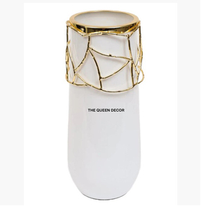 Vase décoratif rond en métal, finition poudre blanche et plaqué or, design très populaire, unique et personnalisable - Product Image 1