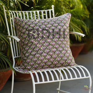 Funda de Almohada Decorativa Ridhi Hecha a Mano con Estampado Floral Verde y Rosa, 100% Algodón, con Ribete Estampado, Reutilizable para Dormitorio, Sofá, Habitación de Invitados - Product Image 2