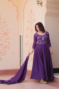 Robe et dupatta pour femme en soie pure brodée et pailletée, entièrement cousus, pour la fête de Diwali - Product Image 5