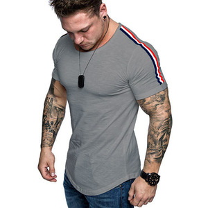 T-shirt homme vert olive coupe ajustée à manches courtes col rond avec bordure rayée contrastante en tricot décontracté - Product Image 2