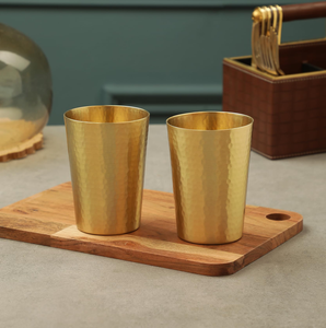 Vaso de latón de alta calidad, pulido en oro, con elegante diseño de vaso, 2 piezas, muy vendido para uso en la mesa del hogar. - Product Image 1