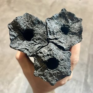 Charbon de bois en briquettes de sciure de bois dur vietnamien, fabriqué à la machine, meilleur prix, haute qualité, haute valeur calorifique, combustion de 4 à 6 heures, vente en gros - Product Image 5