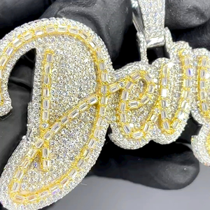 Colgante de Lujo con Nombre en Moissanita Iced Out, Oro y Plata Bicolor, Joyería Hip Hop, Aspecto de Diamante VVS Baguette - Product Image 5