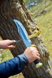 Cuchillo de Caza de Acero de Damasco Hecho a Mano con Hoja de Punta Caída y Funda de Cuero Rojo, Herramienta de Supervivencia para Exteriores - Product Image 4