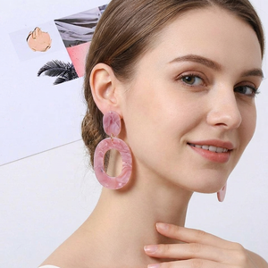 Boucles d'oreilles en résine faites à la main, collection artisanale, motif féerique, personnalisées, en forme de goutte, peintes à la main, finition artistique brillante, tendance - Product Image 1