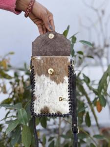 Sac bandoulière en cuir de vachette à poils, sculpté à la main, avec pierre turquoise, petit format, pochette pour téléphone et sac à main, pochette de poignet - Product Image 4