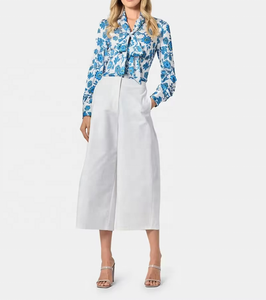 Blusa Elegante para Mujer con Estampado Floral Azul y Blanco, Manga Larga, Cuello Camisero - Product Image 2