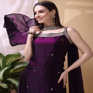 Conjunto de Diseñador VASTRA COTTAGE con Bordado de Hilo y Lentejuelas y Dupatta Elegante, Traje Étnico para Mujer para Fiestas - Product Image 2