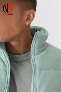 เสื้อโค้ทพัฟเฟอร์คอเต่าผ้าฟลีซสีเขียวอมเทา กันลม อุ่นสบาย เหมาะสำหรับฤดูหนาว คุณภาพสูง พร้อมกระเป๋าสำหรับผู้ชาย - Product Image 4