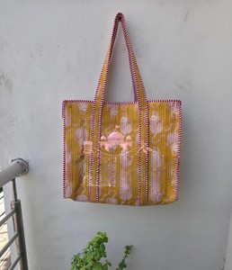 Sac fourre-tout en coton matelassé fait main de haute qualité, style bohème, avec imprimé léopard, base jaune moutarde, bretelles - Product Image 3