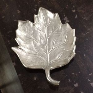 Plat de service en aluminium au design unique en forme de feuille pour une mise en scène artistique de la table, rehaussant l'espace repas avec une beauté sculpturale - Product Image 3