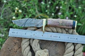 Couteau de chasse artisanal en acier Damas avec manche en bois et étui en cuir – Couteau de survie plein fil à lame pleine pour le camping en extérieur - Product Image 3