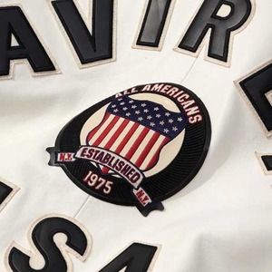 เสื้อแจ็คเก็ตบอมเบอร์สีขาว Avirex USA พร้อมตราสัญลักษณ์ - Product Image 2