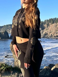 Sudadera con Capucha Corta de Geometría Sagrada - Sudadera de Invierno para Mujer, 100% Algodón, Felpa Ecológica, Suministro ODM, Personalizable por Delante - Product Image 4