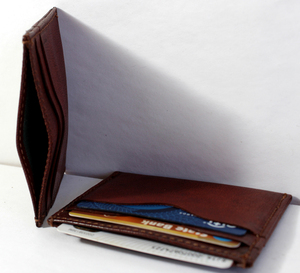Vente en gros de pochettes à monnaie en cuir naturel cousues à la main, personnalisées, élégantes, avec fermeture éclair lisse et robuste, pour cadeaux ou produits. - Product Image 3