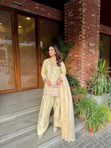 Lancement d'un nouveau look de soirée design en pur satin japonais, ensemble haut et palazzo Farshi avec dupatta, tissu haut de gamme en soie satinée japonaise. - Product Image 3