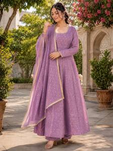Ensemble traditionnel indien pour femme, comprenant un costume Anarkali long en lavande, un pantalon large et un dupatta. - Product Image 3