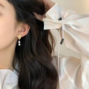 Pendientes de Aguja Plateados Retro Franceses con Perlas Barrocas Naturales de Luz Intensa para Mujer, Diseño Simple y Elegante - Product Image 4