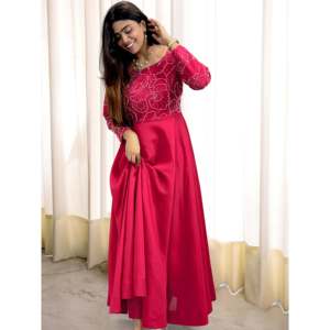 Robe et bas XL de créateur avec fil à broder et paillettes - Product Image 2