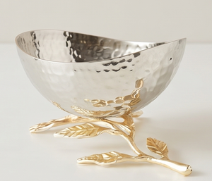 Bol de service en métal martelé avec accents en forme de feuilles, parfait pour les fruits, les collations, les noix, idéal pour la décoration de table dans les hôtels et les restaurants. - Product Image 4