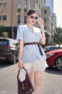 เสื้อเบลเซอร์ทรงเข้ารูปสำหรับผู้หญิง สีฟ้าอ่อน สไตล์ลำลองสำหรับใส่ทำงาน แขนสั้น คอวี ติดกระดุมเม็ดเดียว แต่งขอบตัดกันอย่างมีสไตล์ - Product Image 3