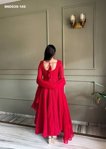 ชุดคุर्ติอานาร์กาลีสีแดงทรงบานยาวประดับด้วยงานปักเลื่อมและดิ้นลักนาวี  ผ้าจอร์เจตต์เทียมสวยงาม ดีไซน์เนอร์แบรนด์ดัง สำหรับผู้หญิง - Product Image 3